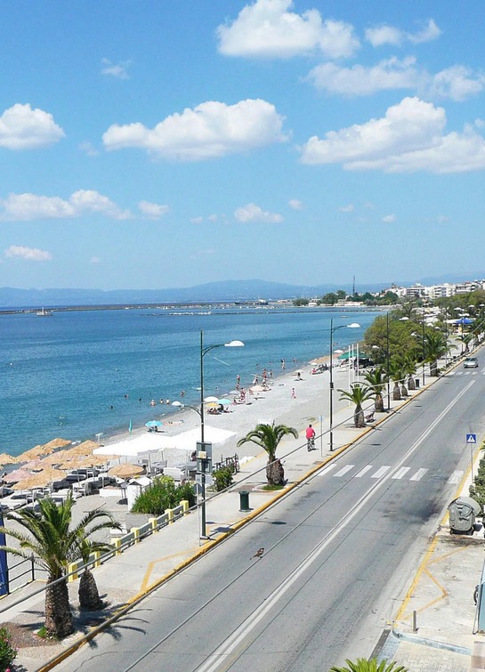 Η παραλιακή της Καλαμάτας με φοίνικες, θάλασσα και ποδηλατόδρομο